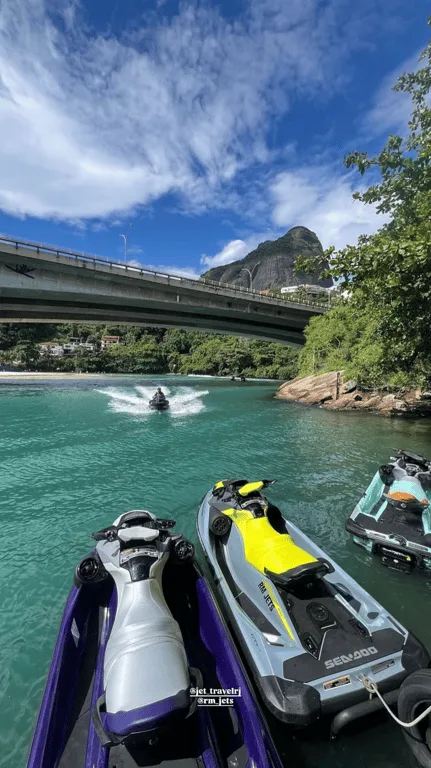 Perspectiva do Jet Ski apontando para montanha e enseada