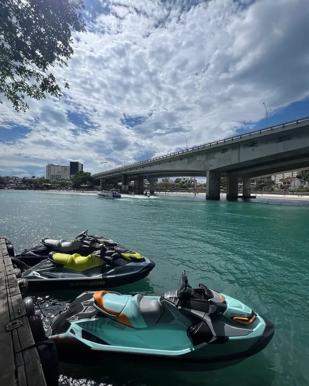 Jet Skis atracados junto à água no cais