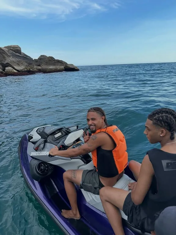 Duas pessoas em Jet Ski na água em passeio