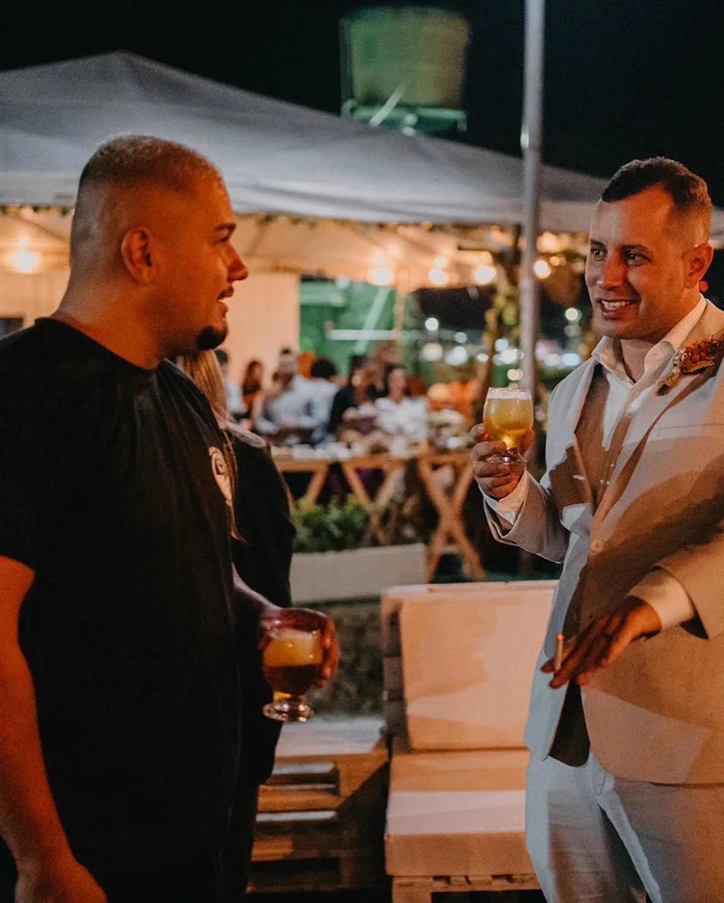Pessoas conversando em evento