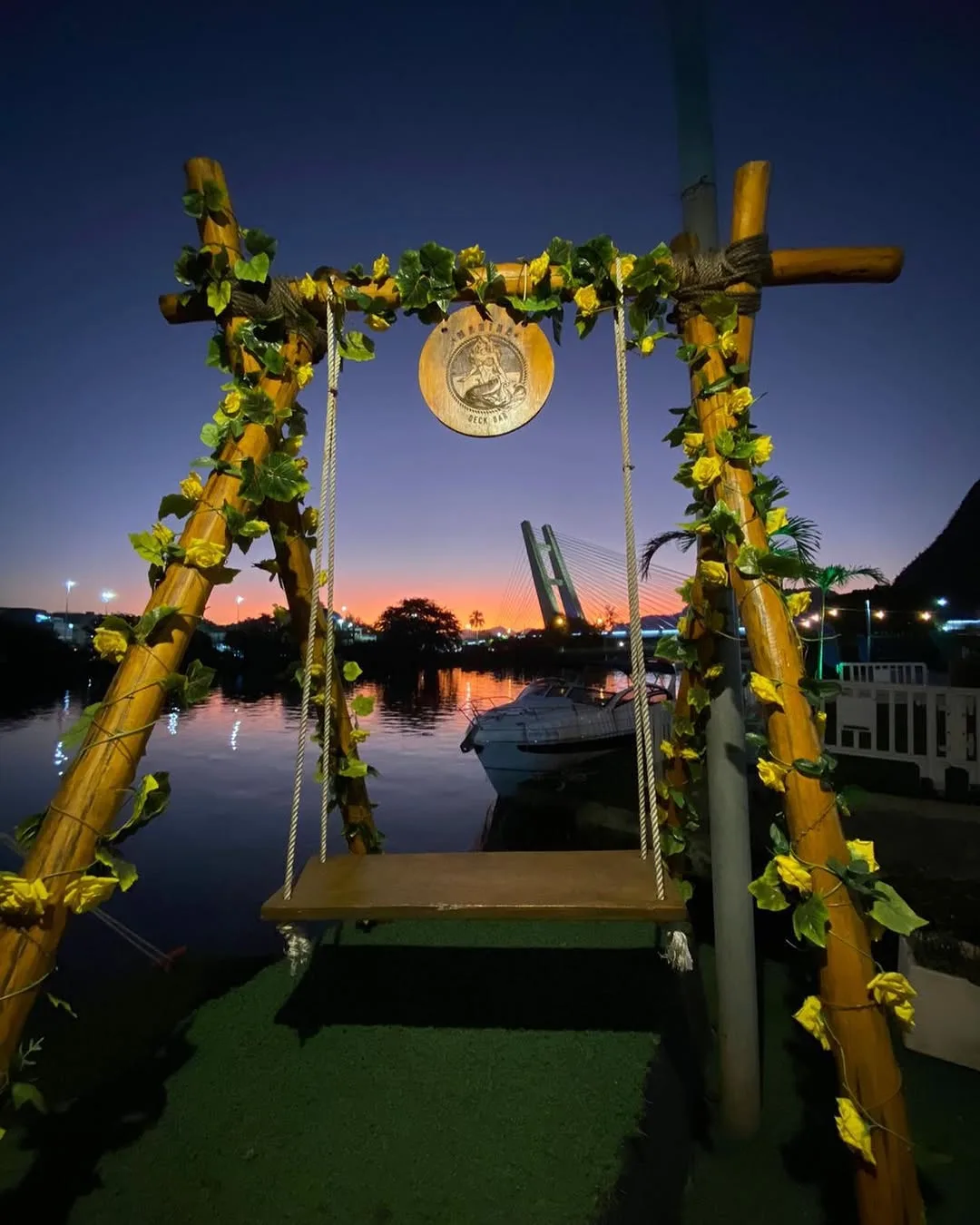 Balanço com a sereia do Marina Deck Bar instalado junto à água